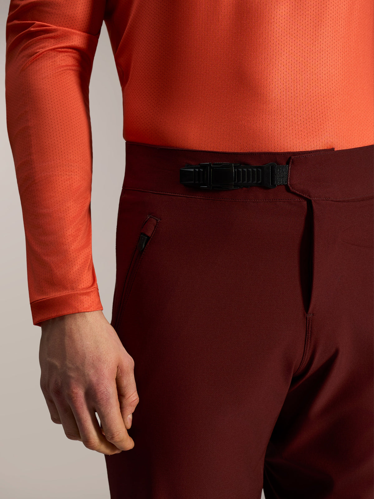 Bordeaux A-Dura Ride Shorts detailing the front ratchet closure system and secure zippered pocket for performance MTB.