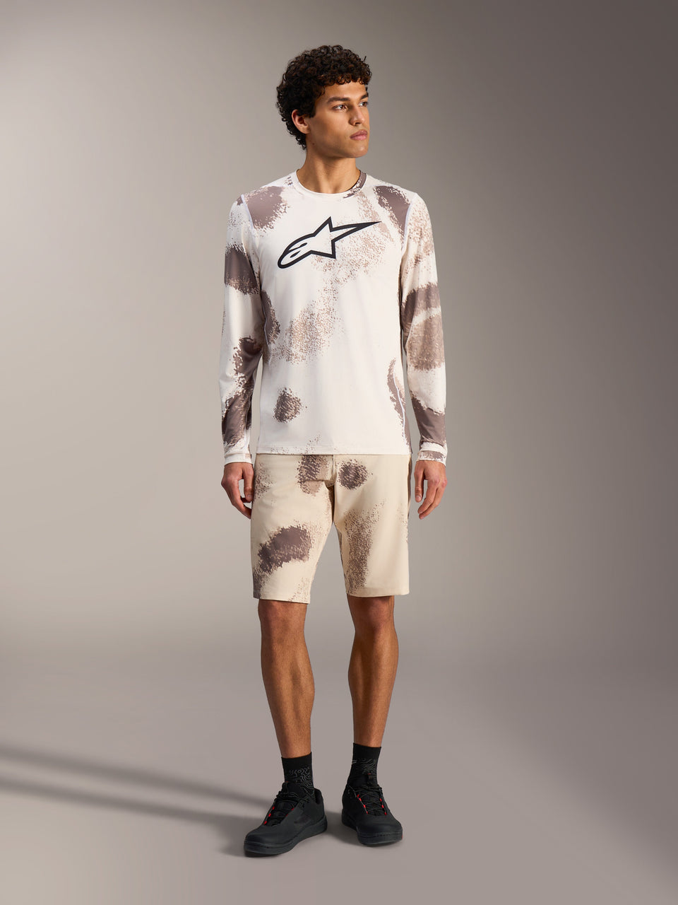 Alpinestars A-Dura Ride long sleeve jersey and shorts in Sand Camo, performance MTB apparel with iconic Astars logo.
