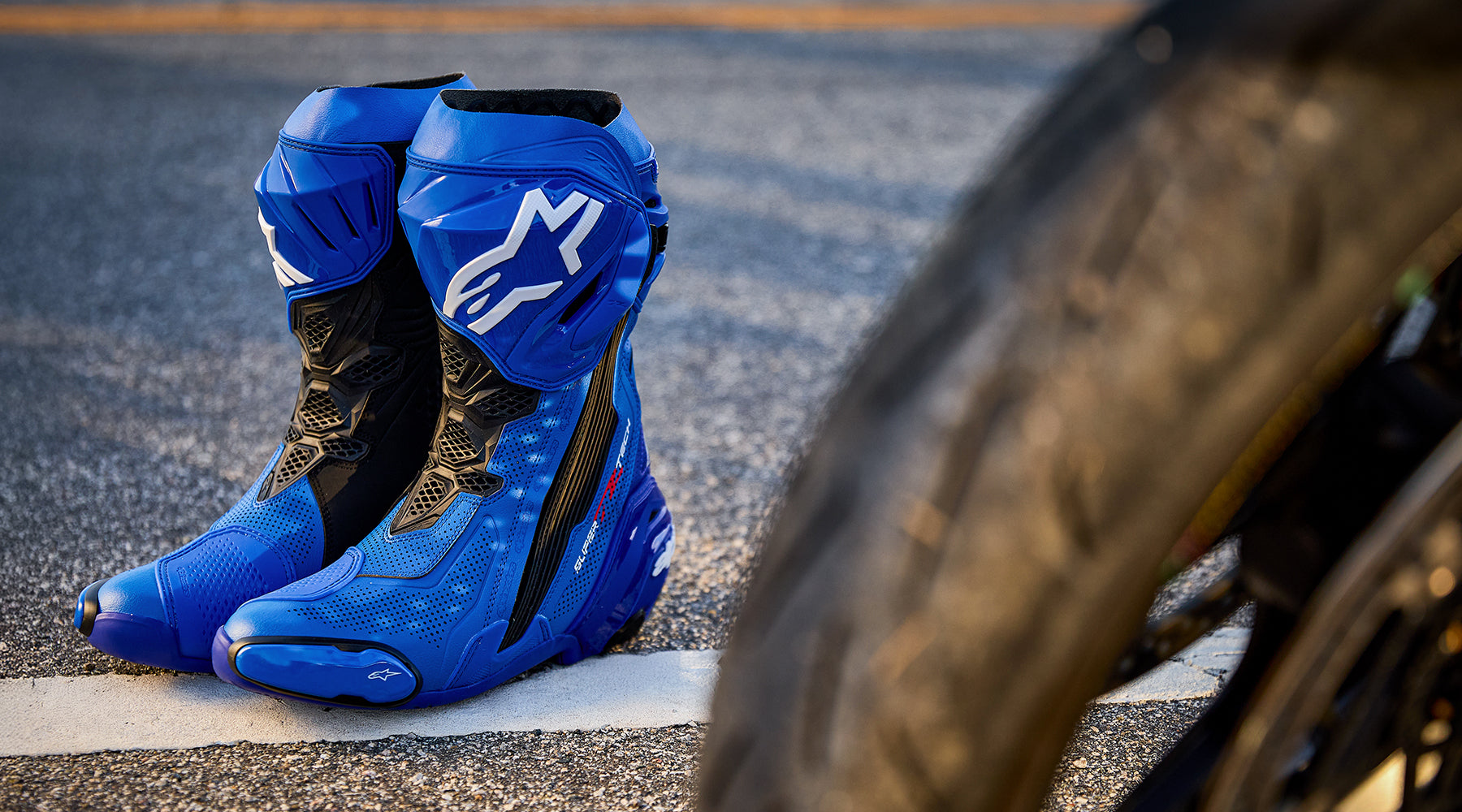 Supertech R Vented - Black Motorcycle Boots | Alpinestars®
