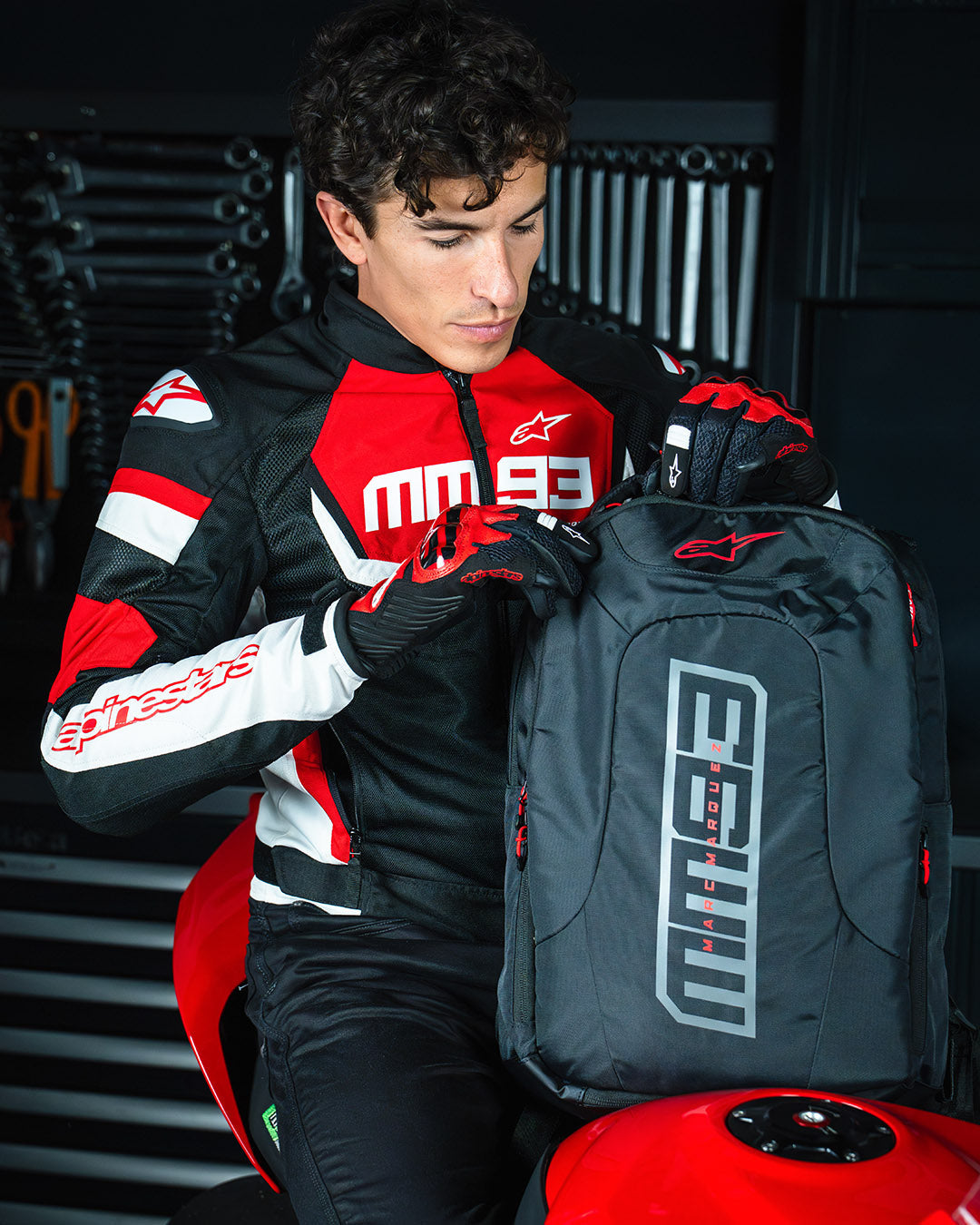 アルパインスターズCITY HUNTER V2 BACKPACK バックパック MM93 City Hunter V2 - Black Motorcycle Backpack | Alpinestars®